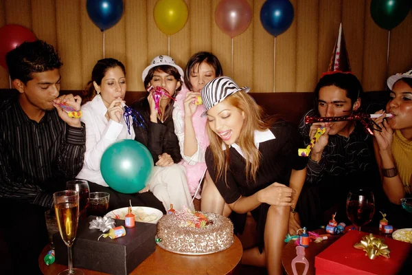 Fiatal felnőttek ünnepli születésnapját — Stock Fotó