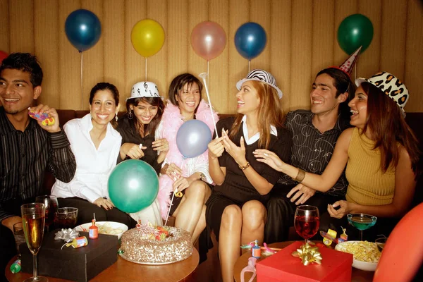 Adultos jóvenes celebrando cumpleaños — Foto de Stock