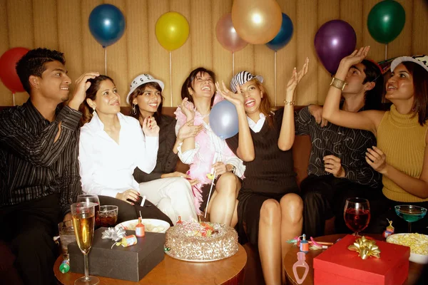 Adultos jóvenes celebrando cumpleaños — Foto de Stock