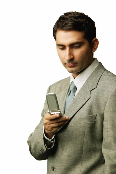 Επιχειρηματίας που χρησιμοποιεί κινητό τηλέφωνο — Φωτογραφία Αρχείου