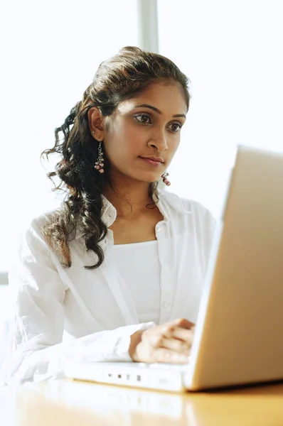 Жінка в офісі за допомогою ноутбука — стокове фото