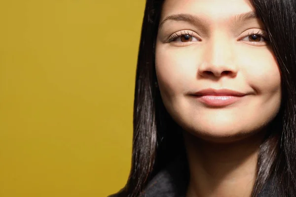 Jovem mulher contra fundo amarelo — Fotografia de Stock