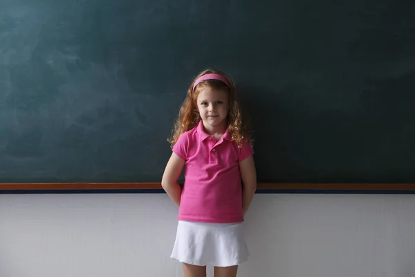 Menina na sala de aula — Fotografia de Stock