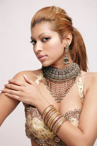 Jonge vrouw in Indiase kostuum — Stockfoto