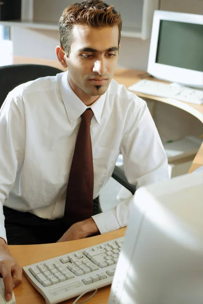 Ejecutivo masculino en el escritorio —  Fotos de Stock