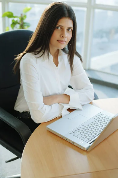 Жіночий керівник використовує ноутбук — стокове фото
