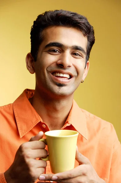 Hombre sonriendo a la cámara —  Fotos de Stock