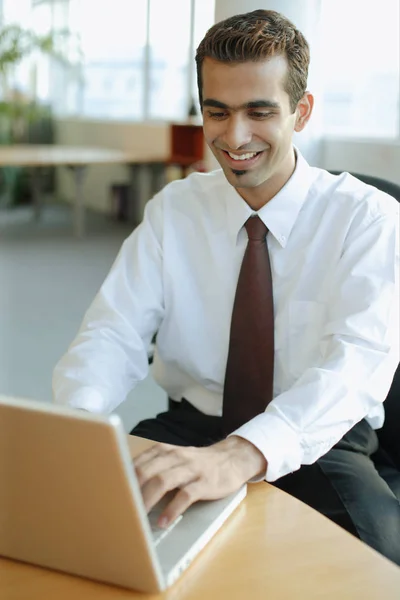 Masculino usando laptop — Fotografia de Stock