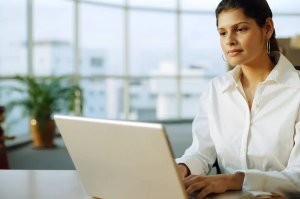 Ejecutivo femenino usando el ordenador portátil — Foto de Stock