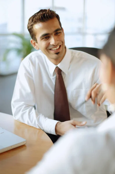 Executive sorridente ad un'altra persona — Foto Stock