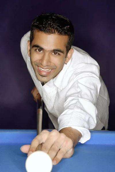 Jeune homme jouant au billard — Photo