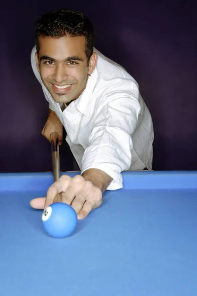 Junger Mann spielt Pool — Stockfoto