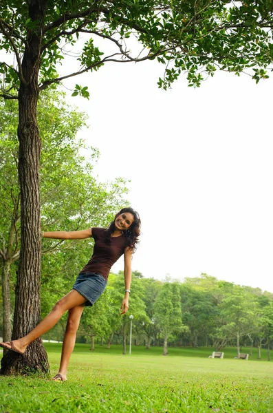 Mujer joven de pie — Foto de Stock