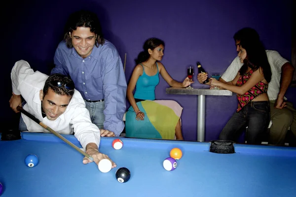 Adultos jóvenes jugando al billar — Foto de Stock