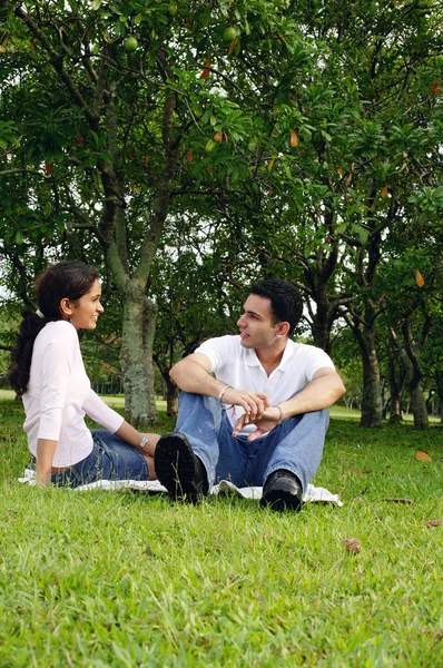 Paar sitzt auf Gras — Stockfoto