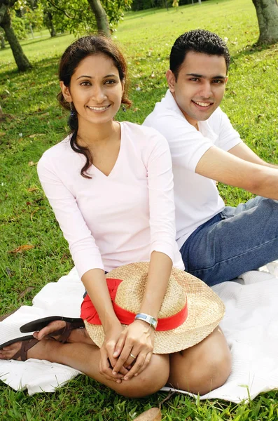 Couple assis sur l'herbe — Photo