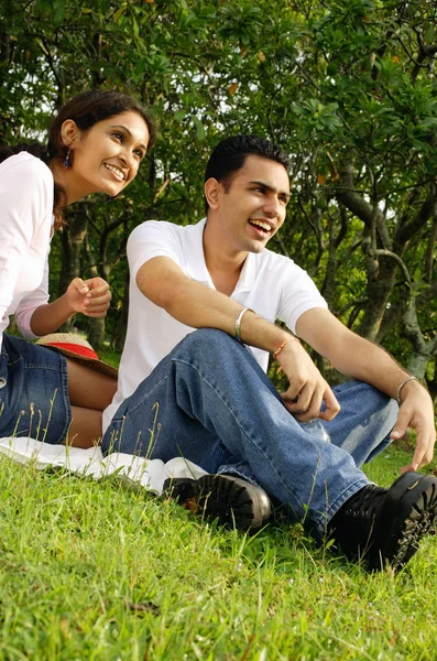 Couple assis sur l'herbe — Photo