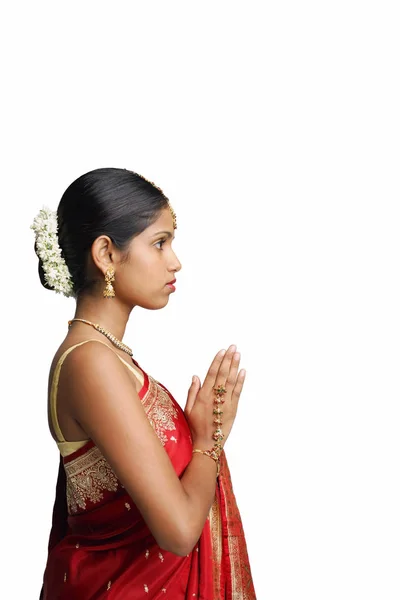 Женщина в традиционном индийском костюме — стоковое фото