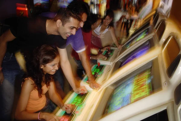 Jonge volwassenen in de video arcade — Stockfoto