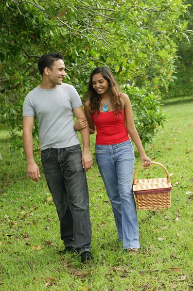 Koppel wandelen in park — Stockfoto