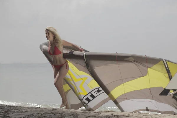 Kobieta trzyma surf kite — Zdjęcie stockowe