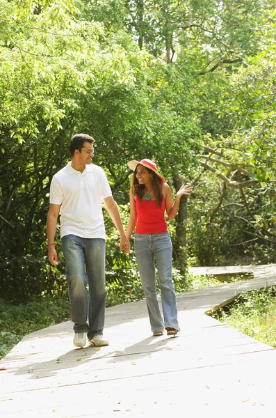 Coppia in parco, a piedi — Foto Stock