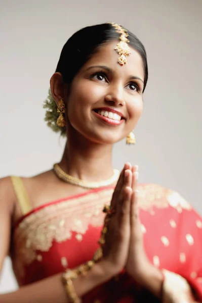 Vrouw in rode sari — Stockfoto