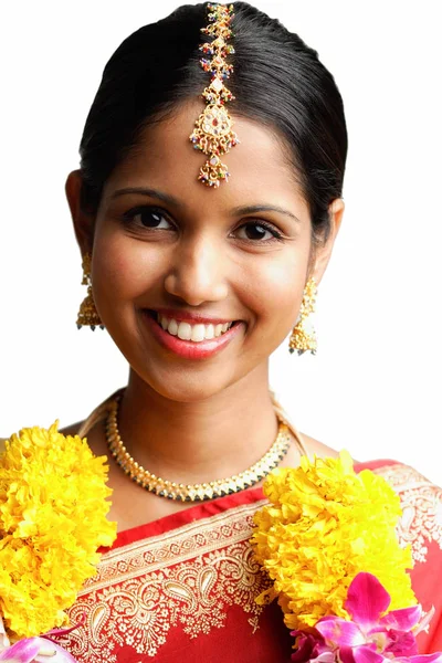 Vrouw in sari dragen van een krans — Stockfoto