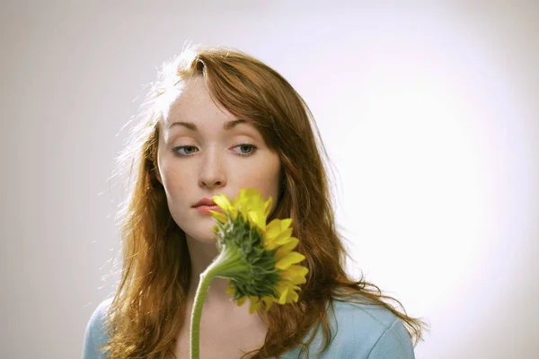 Woman holding sunflower — Stock Photo, Image