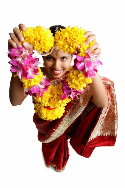 Жінка в сарі, тримає квіткову гірлянду — стокове фото