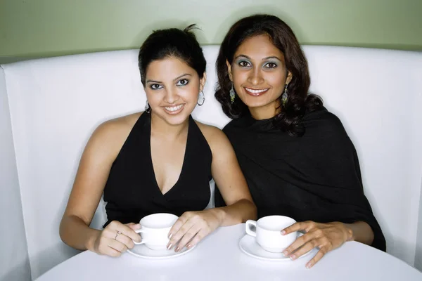 两个喝茶的女人 — 图库照片