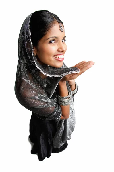Kvinna i grå sari — Stockfoto