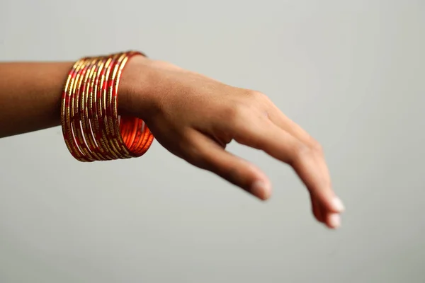 Ženská ruka s mnoha náramky — Stock fotografie