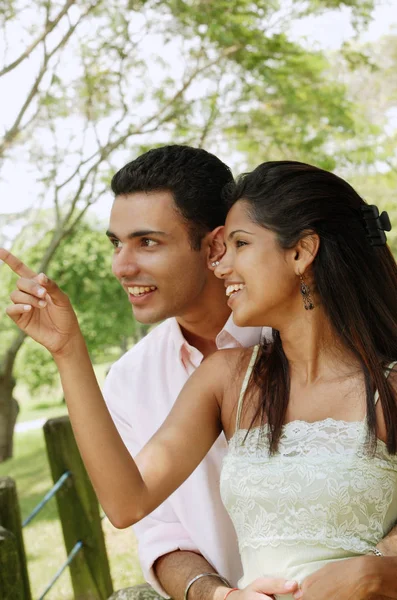 Couple au parc, regardant ailleurs — Photo