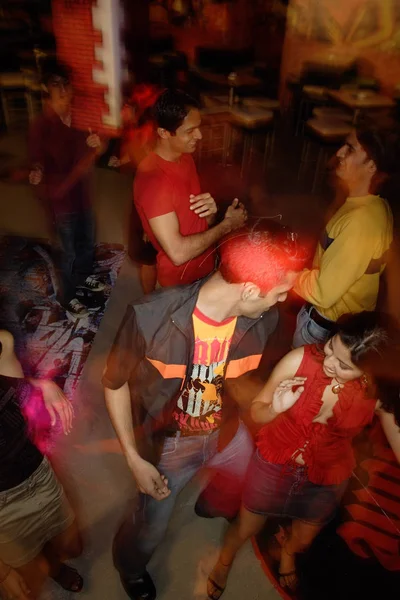 Adultos jóvenes bailando en discoteca — Foto de Stock