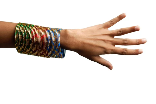 La mano de la mujer con muchos brazaletes — Foto de Stock