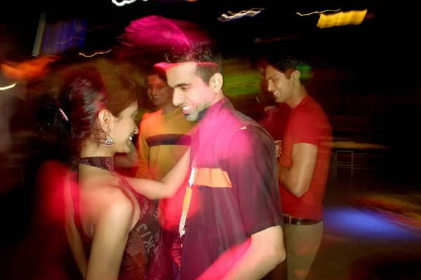 Jóvenes bailando en discoteca — Foto de Stock