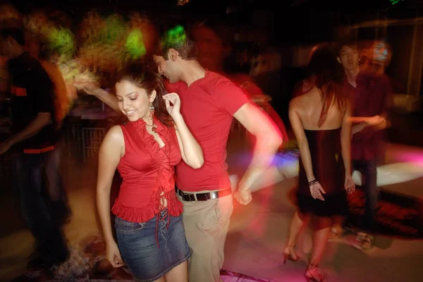 Adultos jóvenes en club nocturno — Foto de Stock