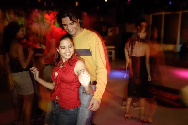 Giovani adulti che ballano nel night club — Foto Stock