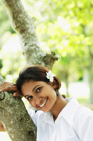 Woman with flower in hair — Stock Photo, Image