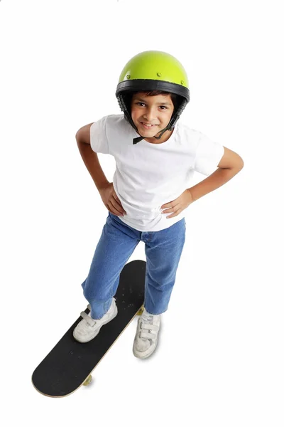 Junge mit Helm, auf Skateboard stehend — Stockfoto