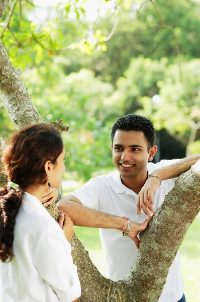 Pareja mirándose entre sí — Foto de Stock