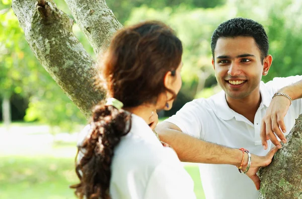 Coppia sorridente a vicenda — Foto Stock