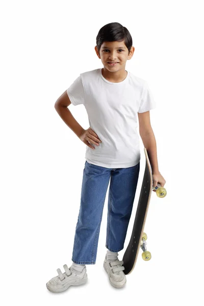 Rapaz de pé, segurando skate — Fotografia de Stock