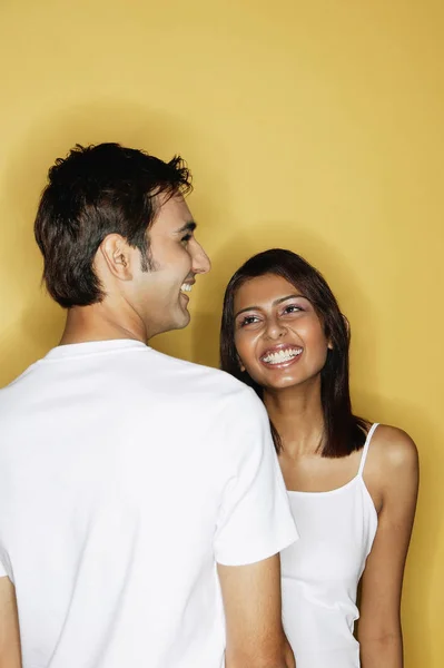 Uomo di fronte alla donna — Foto Stock