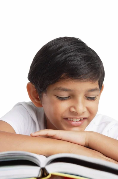 Schattig schooljongen met boek — Stockfoto