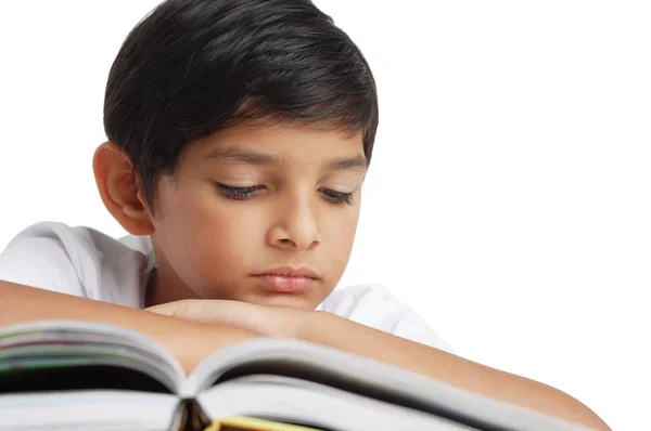 Schattig schooljongen met boek — Stockfoto