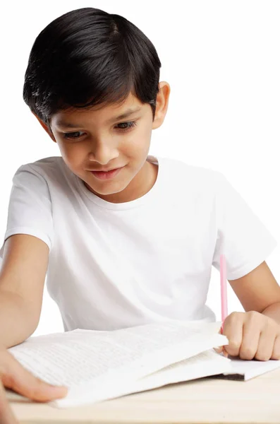 Schattig schooljongen met boek — Stockfoto