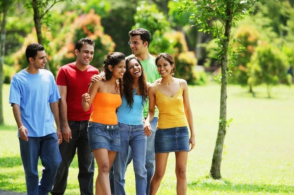 Jeunes adultes, marchant dans le parc — Photo