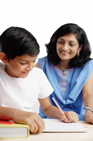 Mutter und Sohn machen Hausaufgaben — Stockfoto